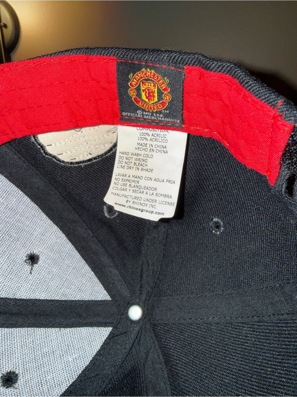 Manchester United Embroidered Black Cap with Team Emblem - Picture 4 of 5